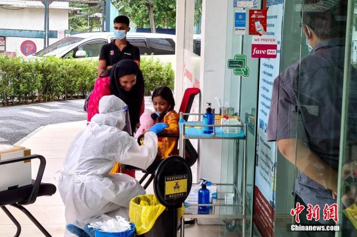 资料图：2020年10月12日，马来西亚吉隆坡一家医院的检测点前，一位小朋友准备接受核酸检测。<a target='_blank' href='http://www.chinanews.com/'>中新社</a>记者 陈悦 摄