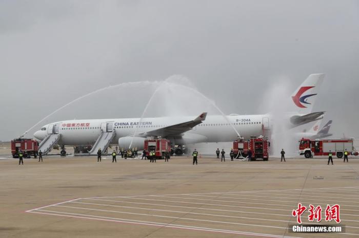 10月16日，中国民航史上规模最大的机场应急救援综合演练——“敬畏2020”上海浦东国际机场应急救援综合演练在浦东机场6号机坪举行。
中新社记者 张亨伟 摄