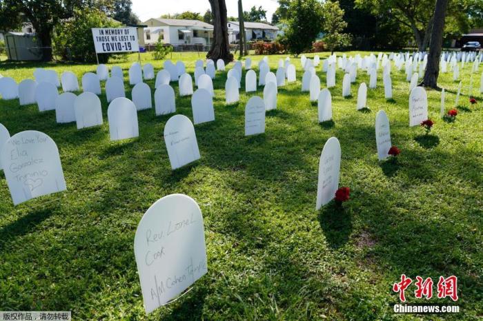 当地时间10月14日，美国迈阿密自由城附近的西蒙霍夫花卉公园摆满墓碑形的白色塑料牌纪念新冠逝者，人们在塑料牌上的留言引人泪目。