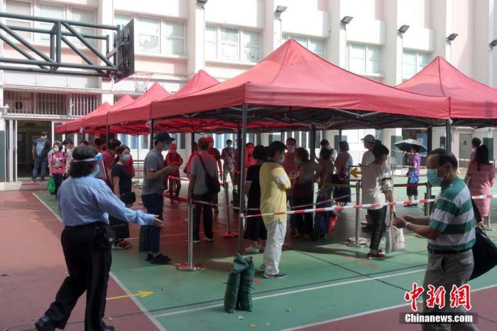 10月18日，众多香港市民在油尖旺临时检测中心门口排起长龙，准备参加新冠病毒检测。