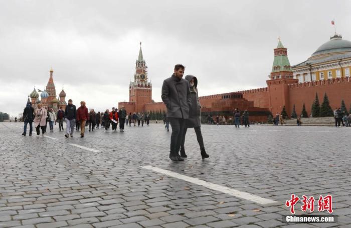 资料图：当地时间10月18日，民众在莫斯科红场出行。
<a target='_blank' href='http://www.chinanews.com/'>中新社</a>记者 王修君 摄