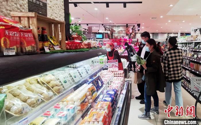 资料图：民众在一超市内选购商品。
<a target='_blank' href='http://www.chinanews.com/'>中新社</a>记者 刘忠俊 摄