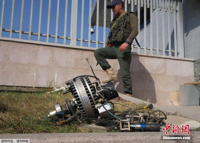 当地时间10月20日，纳卡地区斯捷潘纳克特，一名男子走过阿塞拜疆无人机碎片。