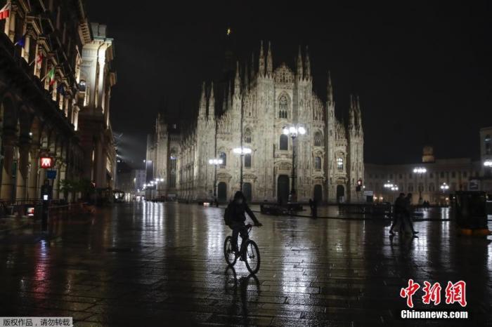 当地时间10月22日，意大利米兰，男子骑车经过一座哥特式大教堂。据报道，拉齐奥大区主席津加雷蒂宣布，从23日起，首都罗马和拉齐奥大区全境将实施为期30天的宵禁，而此前伦巴第大区和坎帕尼亚大区已相继宣布实施宵禁。