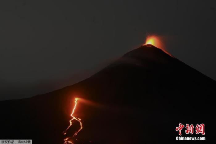 资料图：危地马拉帕卡亚火山活动频繁，黑夜中火光四溅。