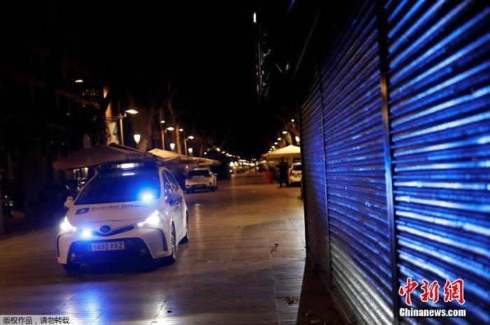 当地时间10月25日，西班牙首相桑切斯宣布，从当天下午开始在全国实施新一轮国家紧急状态，以遏制新冠疫情。西政府将在未来15天在全国实施宵禁，时间为每日23时至次日6时。图为西班牙巴塞罗那，警察在街头巡逻。