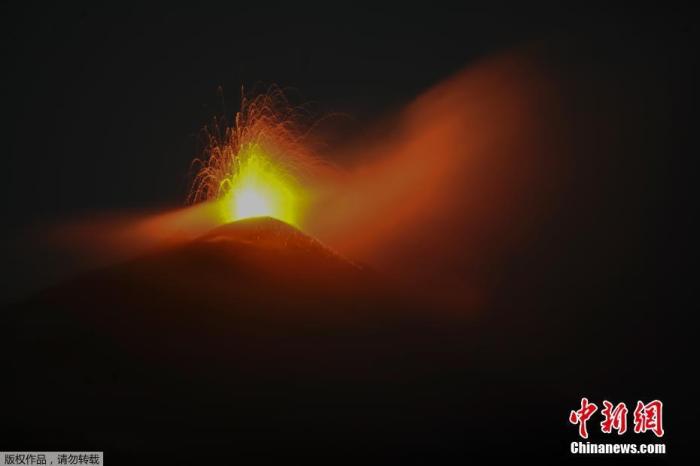 当地时间10月25日，危地马拉帕卡亚火山活动频繁，黑夜中火光四溅场面壮观。