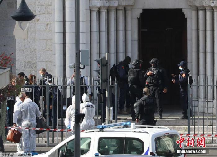 当地时间10月29日，法国南部城市尼斯发生持刀袭击事件，造成3人死亡，另有多人受伤。事件仍在进一步调查中。法国官方目前已成立危机应对小组处理事件。图为当地警方在事发地附近的一所教堂执勤。