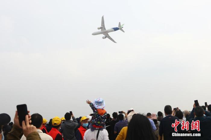 资料图：C919国产大飞机进行飞行表演。 刘占昆 摄