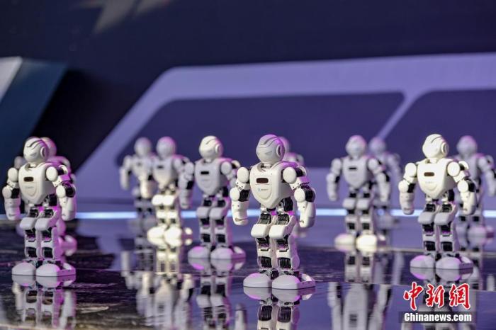 11月1日，科幻+科技创新主题论坛在北京举行。当日，2020中国科幻大会在北京首钢园开幕，本次大会的主题为“科学梦想 创造未来”。图为优必选机器人科幻秀。<a target='_blank' href='http://www.chinanews.com/'>中新社</a>记者 田雨昊 摄