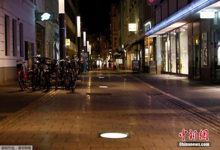 当地时间11月2日，德国波恩，商业街冷冷清清。面对新一波汹涌的新冠疫情，德国11月2日起实施为期一个月的新一轮全国性“封城”措施。