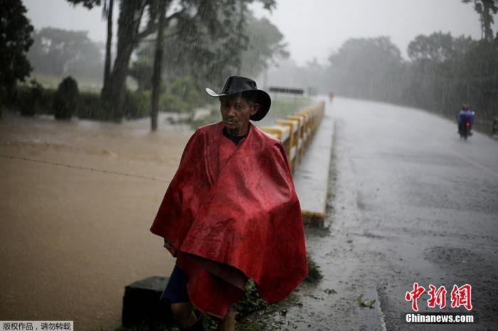 当地时间11月4日，洪都拉斯持续遭遇飓风“伊塔”，给当地带来暴雨。图为一名男子在雨中行走。