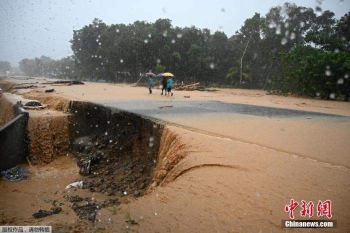 当地时间11月4日，洪都拉斯持续遭遇飓风“伊塔”，给当地带来暴雨。图为人们沿着一条洪水泛滥的路行走。