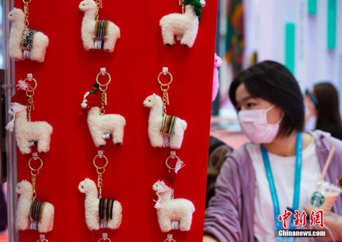 参展商马玉霞的秘鲁羊驼毛制品展台吸引参会者的兴趣。中新社记者 侯宇 摄