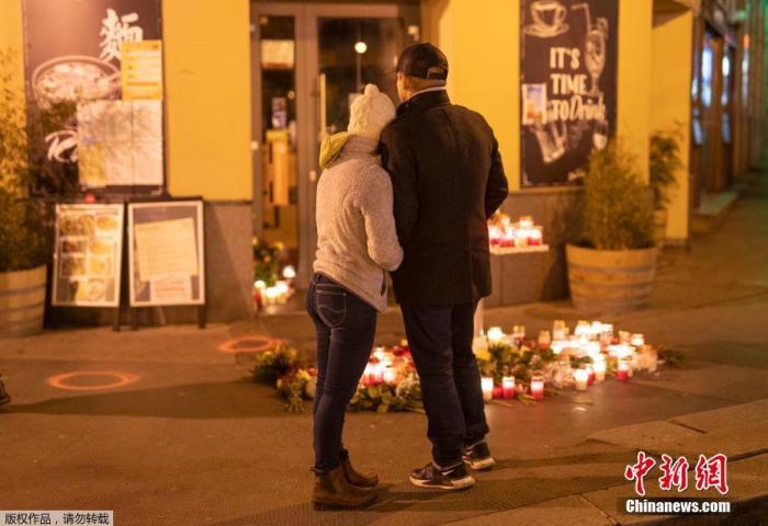 当地时间11月5日，人们在奥地利维也纳摆放鲜花和蜡烛悼念遇难者。