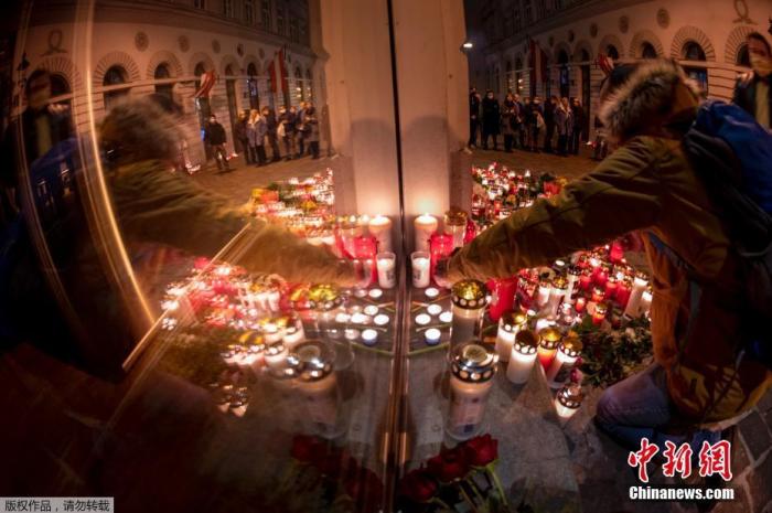 当地时间11月5日，人们在奥地利维也纳摆放鲜花和蜡烛悼念遇难者。 奥地利首都维也纳11月2日晚发生枪击事件。奥总理库尔茨谴责这起事件是“卑劣的恐怖袭击”。