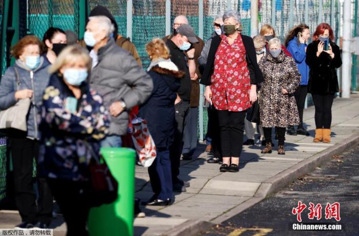 当地时间11月6日，英国政府在利物浦市尝试实施整个城市范围内的大规模新冠病毒检测，当地居民不管是否有症状，都可以接受检测，预计整个过程将持续两周。