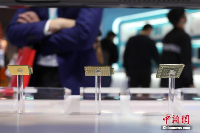 资料图：第三届中国国际进口博览会上，高通芯片展示5G前沿技术。<a target='_blank' href='/'>中新社</a>记者 张亨伟 摄