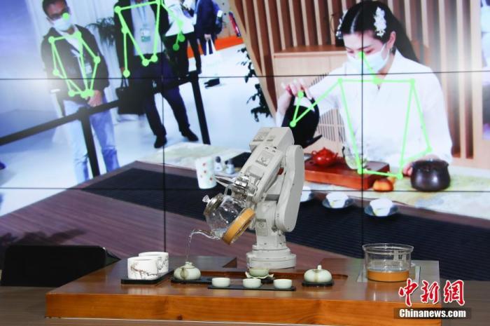 资料图：11月9日，在上海举行的第三届中国国际进口博览会上，三菱电机带来一款机器利用机械手臂，通过屏幕绿线学习茶艺师肢体运动轨迹。据悉，这款机器臂可通过AI技术学习人体躯干肢体的运动轨迹，从而完成多种动作。
<a target='_blank' href='http://www.chinanews.com/'>中新社</a>记者 张亨伟 摄