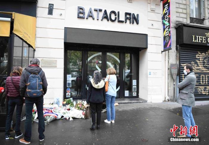 2020年11月13日是巴黎恐怖袭击五周年，民众在恐袭事发地之一巴黎巴塔克兰剧院悼念。2015年11月13日的巴黎恐怖袭击造成130人死亡，其中有90人死于巴塔克兰剧院。
<a target='_blank' href='http://www.chinanews.com/'>中新社</a>记者 李洋 摄