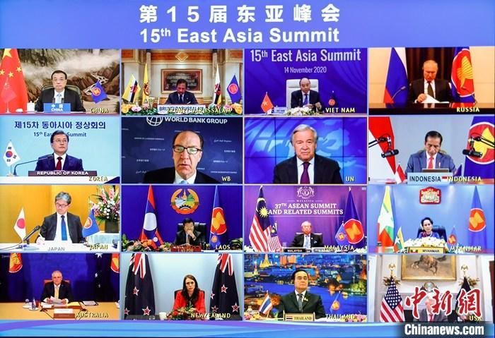 11月14日晚，中国国务院总理李克强在北京人民大会堂出席第15届东亚峰会。会议以视频形式举行。
<a target='_blank' href='http://www.chinanews.com/'>中新社</a>记者 刘震 摄