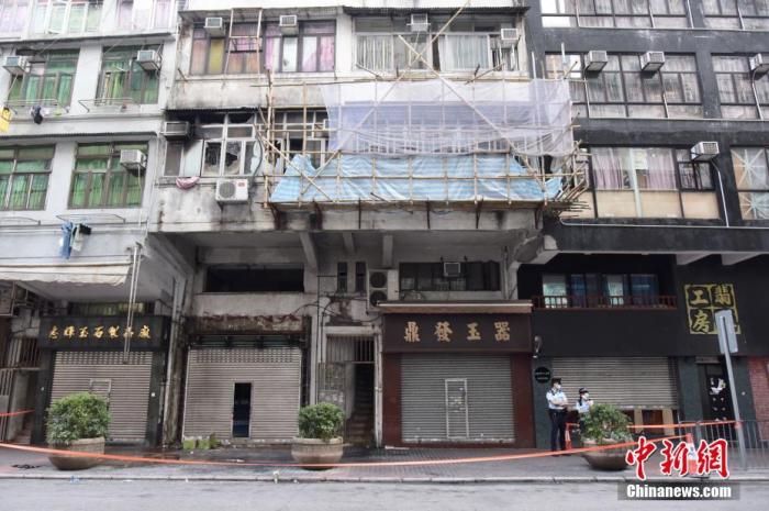 11月16日,香(港)警察在(油)麻地唐楼火(灾)现场(调)查,现(场)可见起火(单)位(多)个(窗)(口)破烂,天花油漆被(烧)至熏(黑)(和)剥落。
中新社记者 李志华 摄 11月16(日),(香)港警察在油麻(地)(唐)楼火灾现场调(查),现场(可)见(起)火(单)位(多)个(窗)口破烂,(天)花(油)漆被烧(至)熏黑和剥落。
中(新)社记者 李志华 (摄)