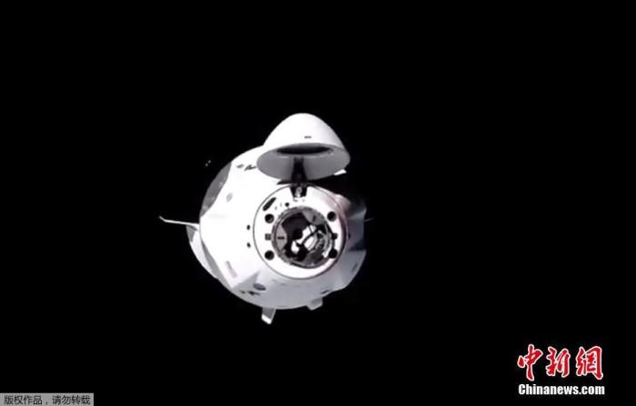 据外媒报道，美国东部时间16日晚11时许，在经历了27个小时飞行后，搭载4名宇航员的SpaceX“龙”飞船和国际空间站完成对接。图为飞船正在接近国际空间站。