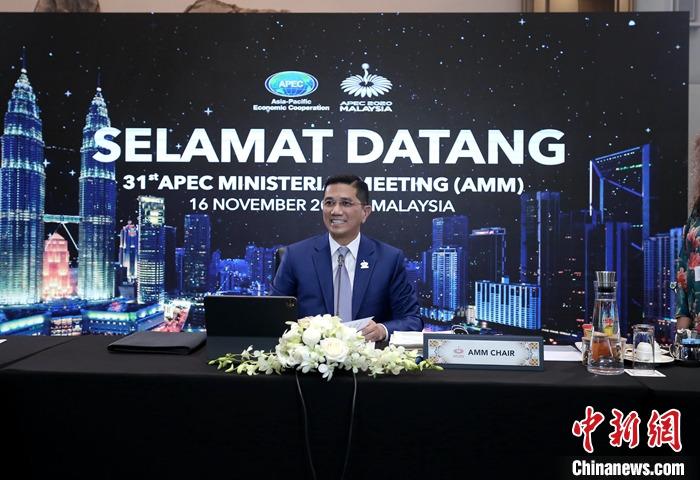 11月16日晚，亚太经合组织第三十一届部长级会议以视频方式举行。图为东道主马来西亚国际贸易及工业部长阿兹敏主持会议并致辞。
<a target='_blank' href='/'>中新社</a>发 亚太经合组织组委会供图
