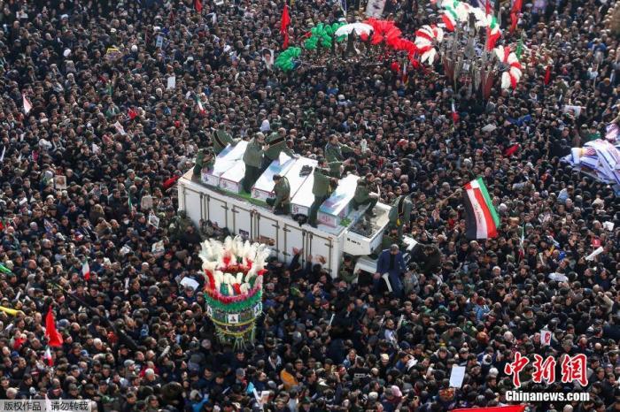 1月6日，伊朗首都德黑兰，成千上万的民众走上街头送别高级将领苏莱曼尼。Nazanin Tabatabaee