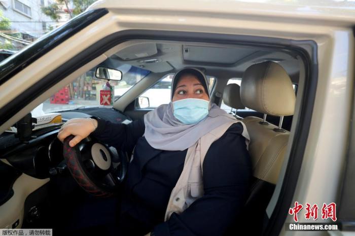 资料图：加沙地带，巴勒斯坦妇女Naela Abu Jibba是一名女性出租车司机，她专为女性服务，仅载女乘客。