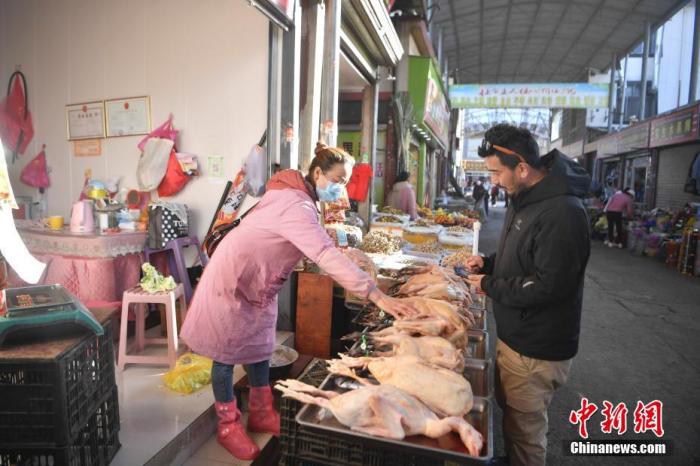 图为11月21日，扎西在菜市场购买晚餐食材，准备制作咖喱鸡请朋友吃。<a target='_blank' href='http://www.chinanews.com/'>中新社</a>记者 刘冉阳 摄