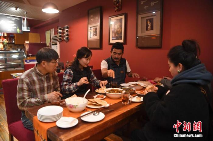 11月21日，扎西请朋友吃尼泊尔大餐。
<a target='_blank' href='http://www.chinanews.com/'>中新社</a>记者 刘冉阳 摄