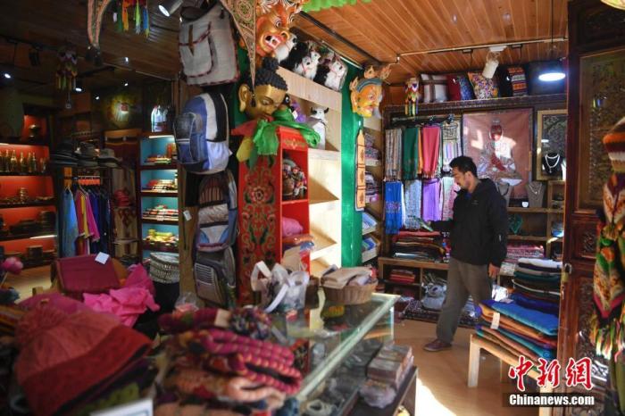 扎西·拉玛桑今年41岁，目前在独克宗古城经营两家客栈和两间尼泊尔商品店。<a target='_blank' href='http://www.chinanews.com/'>中新社</a>记者 刘冉阳 摄