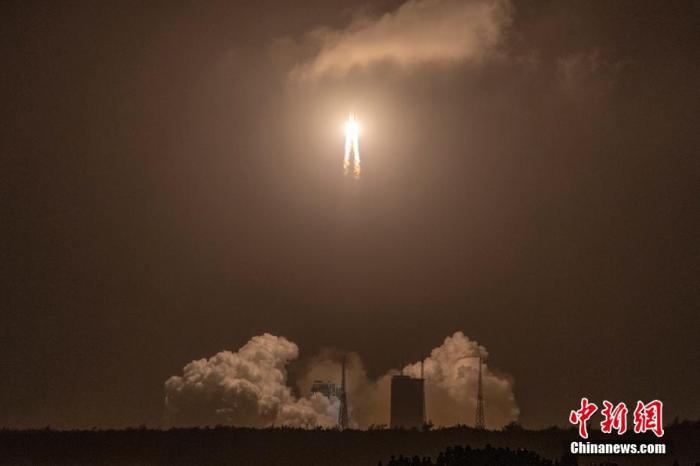 11月24日4时30分，中国在文昌航天发射场，用长征五号遥五运载火箭成功发射探月工程嫦娥五号探测器，火箭飞行约2200秒后，顺利将探测器送入预定轨道，开启中国首次地外天体采样返回之旅。中新社记者 骆云飞 摄
