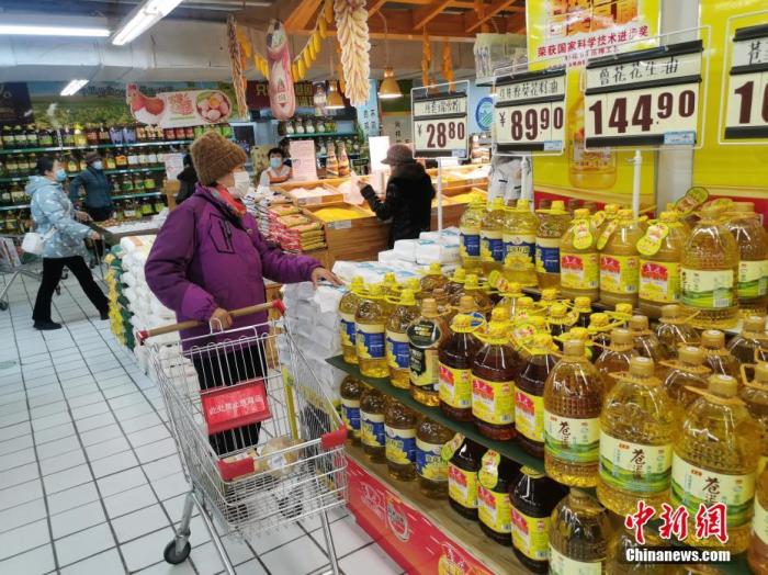 资料图：民众在超市内选购。
<a target='_blank' href='http://www.chinanews.com/'>中新社</a>发 莫钰 摄