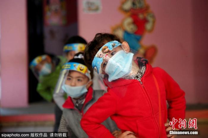 巴勒斯坦兒童帶著面具和口罩上課。圖片來源：Sipaphoto版權作品 禁止轉載