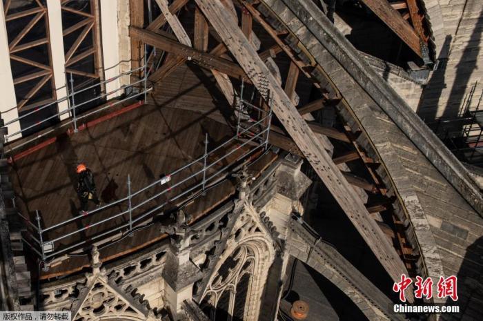当地时间2020年11月24日,巴黎圣母院脚手架拆除工作完成,拆除脚手架是巴黎圣母院大火后修复工作的重要组成部分。 当地时间2020年11月24日,巴黎圣母院脚手架拆除工作完成,拆除脚手架是巴黎圣母院大火后修复工作的重要组成部分。