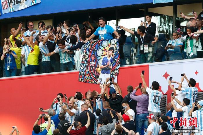 2018年6月26日，2018俄罗斯世界杯D组阿根廷与尼日利亚的“生死战”在圣彼得堡打响，马拉多纳现身球场观战。 <a target='_blank' href='http://www.chinanews.com/'>中新社</a>记者 富田 摄