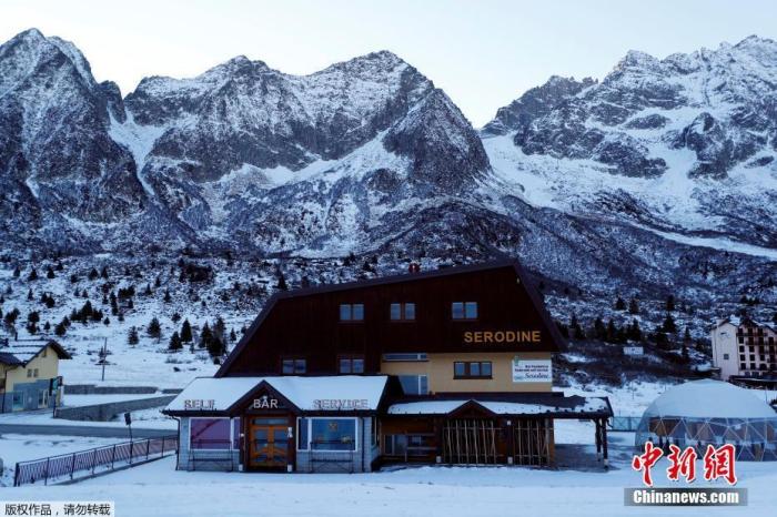 当地时间11月26日，意大利多洛米蒂山的滑雪胜地Passo Tonale一处餐厅处于关闭状态。据悉，由于受到新冠肺炎疫情的影响，滑雪场目前处于封锁状态。据外媒26日报道，意大利紧急民防部报告新增新冠确诊病例29003例，新增死亡822例。