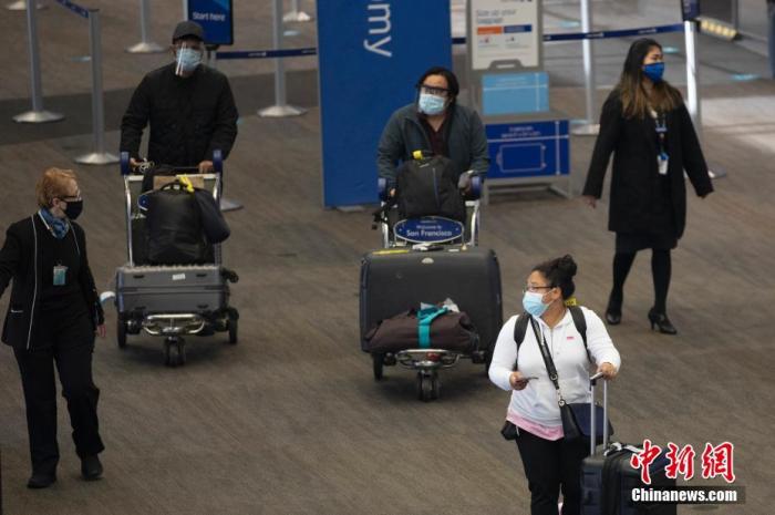 当地时间11月26日，旅客在美国加州旧金山国际机场。美国疾病控制与预防中心敦促美国人在感恩节期间不要旅行，但仍有数百万人在假期出行。流行病学家和公共卫生官员警告说，感恩节将加剧美国本已很严重的疫情。
<a target='_blank' href='http://www.chinanews.com/'>中新社</a>记者 刘关关 摄