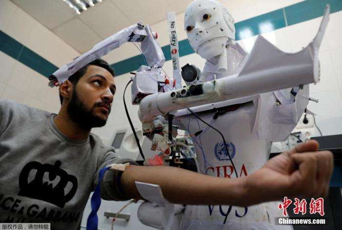 资料图：埃及坦塔一家医院启用机器人，为疑似新冠肺炎患者做检测，减少医生与病毒的直接接触。