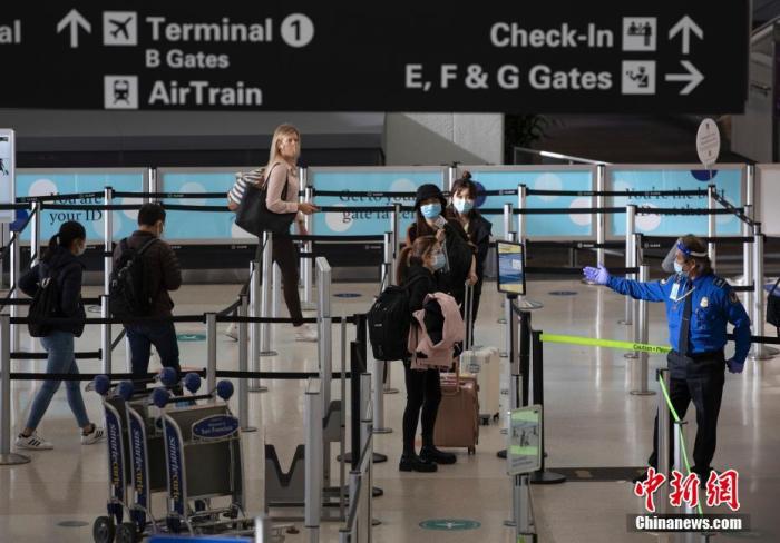 当地时间11月26日，旅客在美国加州旧金山国际机场。美国疾病控制与预防中心敦促美国人在感恩节期间不要旅行，但仍有数百万人在假期出行。流行病学家和公共卫生官员警告说，感恩节将加剧美国本已很严重的疫情。
<a target='_blank' href='http://www.chinanews.com/'>中新社</a>记者 刘关关 摄