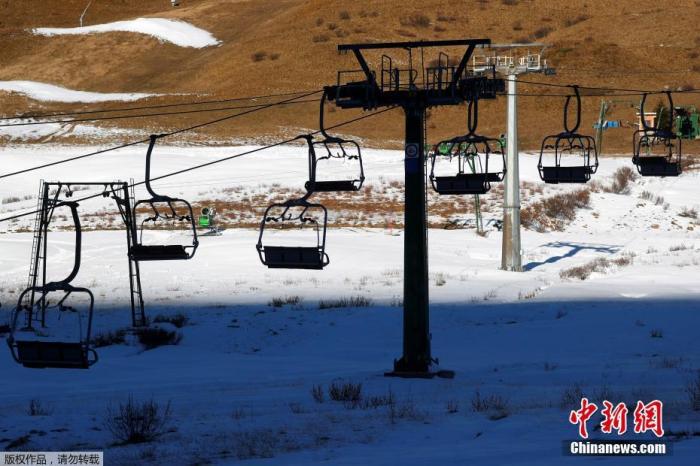 当地时间11月26日，意大利多洛米蒂山的滑雪胜地Passo Tonale雪道上的缆车停运。