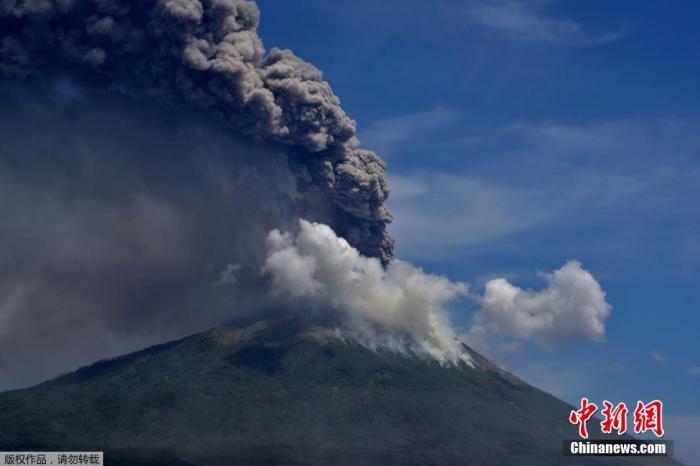 当地时间11月29日上午，印尼东努沙登加拉省伦巴塔地区的伊里莱沃托洛科火山喷发，喷射出的火山灰烟柱高达4000米。目前，尚无人员伤亡和财产损失报告。 文字来源：新华网