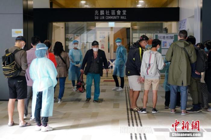 资料图:鉴于香港新冠肺炎疫情急剧恶化,市民的检测需求大幅上升,多个社区检测中心预约满额。
记者 张炜 摄 资料图:鉴于香港新冠肺炎疫情急剧恶化,市民的检测需求大幅上升,多个社区检测中心预约满额。
记者 张炜 摄
