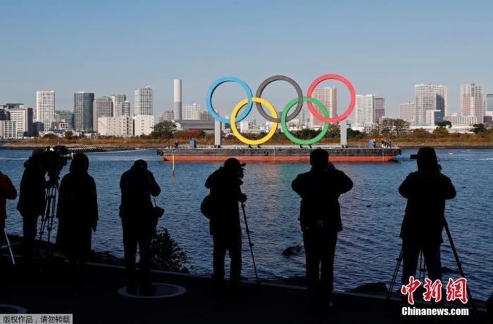 日本东京湾，正在用船运输的奥运五环标志。