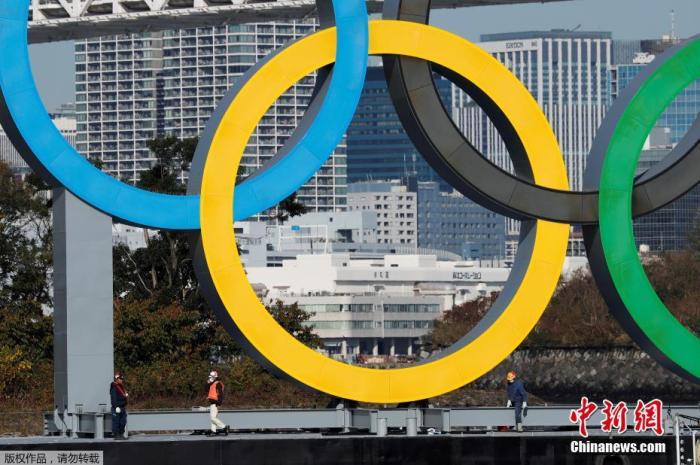 当地时间12月1日，日本东京，正在用船运输的奥运五环标志，时隔4个月的安全检查和维修后，它重新回到东京湾上。