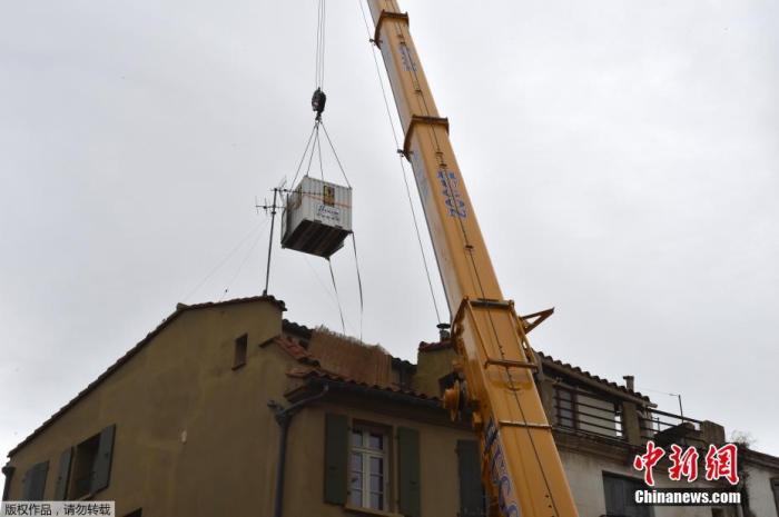 当地时间2020年12月1日，法国西南部佩皮尼昂（Perpignan），法国紧急医疗援助服务（SAMU）的医生将一名患有病态肥胖症的男子从家中用起重机吊到一楼。