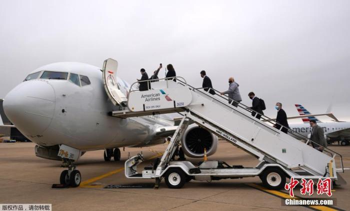 当地时间12月2日，在经历了20个月的安全禁令后，美国波音公司737MAX飞机于2日在多家媒体记者的见证下在美国进行了首次载客复飞。此次飞行由美国航空公司(AA)执行。