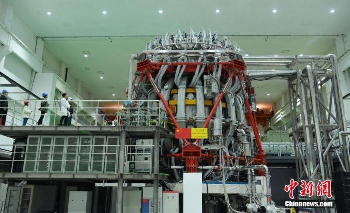 2020年12月4日，“中国环流器二号M”(HL-2M)装置正在进行等离子体放电前的最后检查。 刘忠俊 摄
